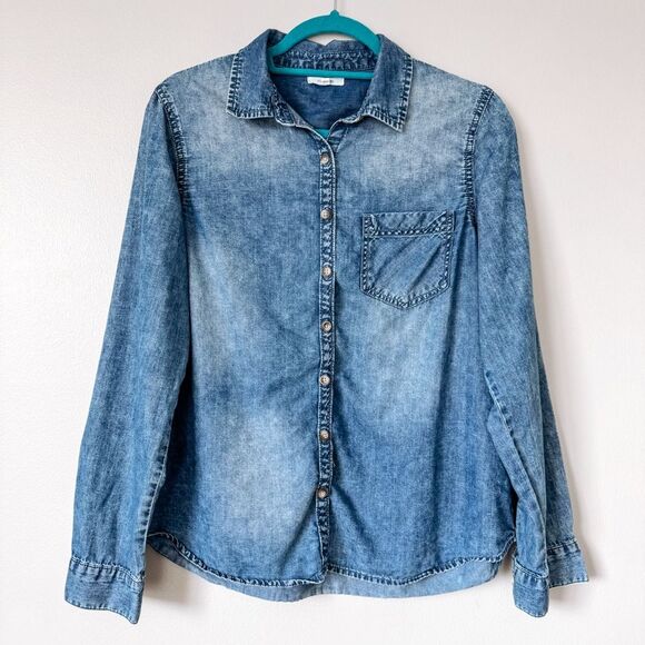 Maurices Denim Blue Lightweight Button Down Shirt Size Medium - Picture 2 of 7